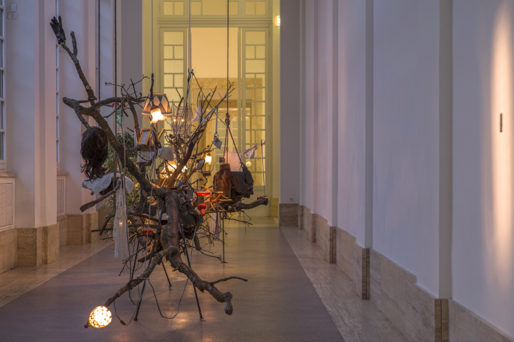 Lucrezia Longobardi (a cura di), Notturno con figura. Primo corollario sulla vibrazione, La Galleria Nazionale - Roma 2020, installation view (nell’immagine: Eugenio Tibaldi, Habitat #01, 2020 - Carlo e Fabio Ingrassia, Astrazione Novecentista, 2013). Ph: Anton Giulio Onofri