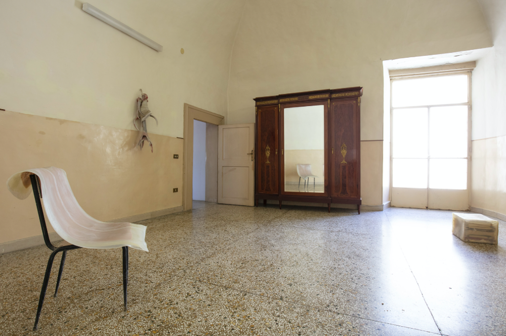 Lucrezia Longobardi (a cura di), Lo spazio esistenziale. Definizione #2, Casa Morra - Napoli 2019, installation view (nell’immagine: Liz Magor, Casual, 2012 - Berlinde de Bruyckere, Rodt, 6 januari VI, 2012 - Liz Magor, All the names II, 2014). Ph: Amedeo Benestante