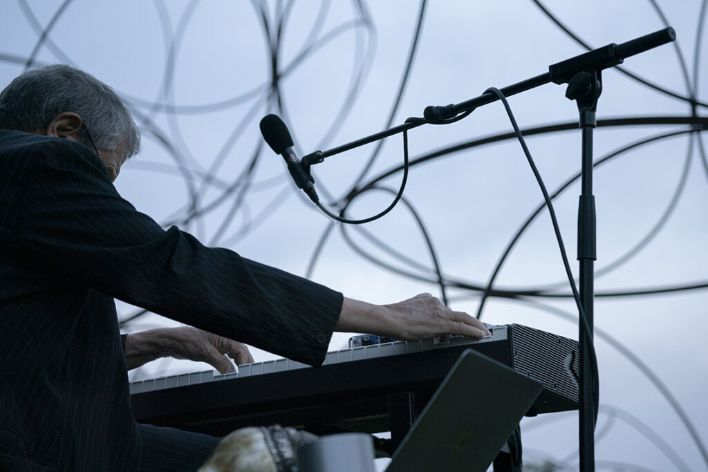 Alvin Curran, Sound performance per sintetizzatori, vigneti e tramonto, Vigne Musem, Rosazzo, Crediti fotografici: Caterina Erica Shanta